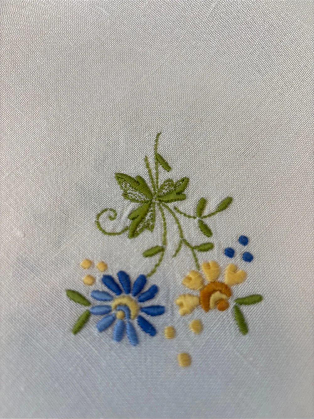 Embroidered Vintage Floral Tablecloth - Classic Home Dining with Sweetness!